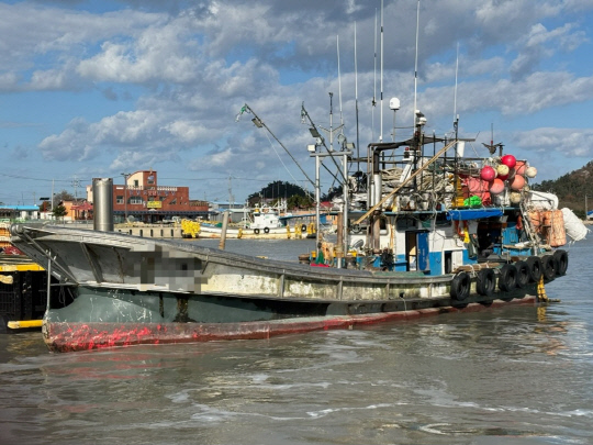 1일 목포해양경찰서에 따르면 전날 전남 신안군 임자도 해상에서 투망 작업 중이던 어선 선원 3명이 바다로 추락해 2명이 숨졌다. 사진은 사고 선박의 모습.  [목포해양경찰서 제공]